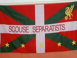 Ikurri bat baina erdian "Scouse separatists" dio eta LFCeko ikur batzuk ditu.
