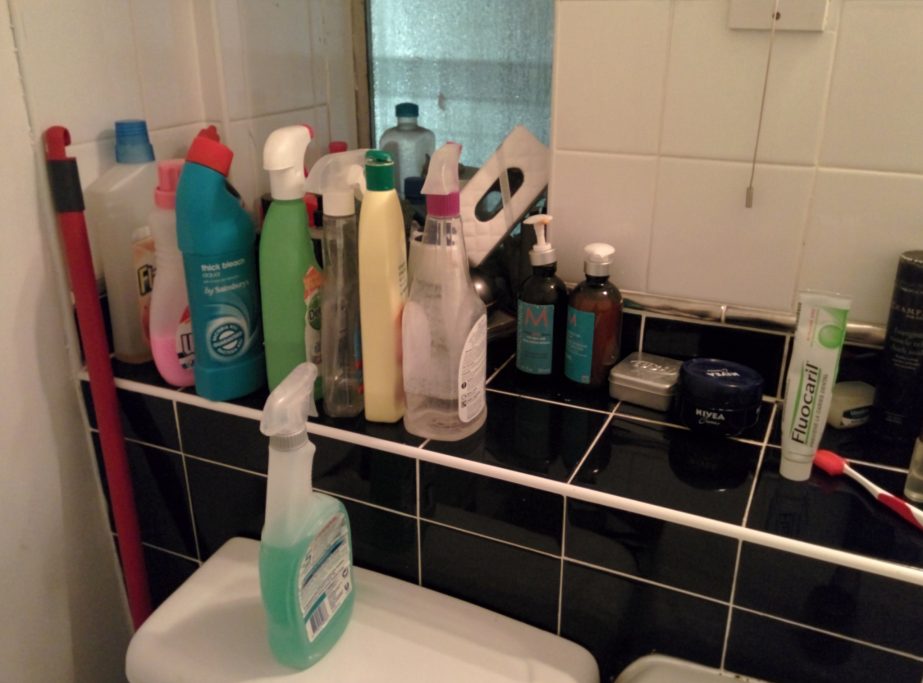 Garbiketa produktu pila bat komunean.