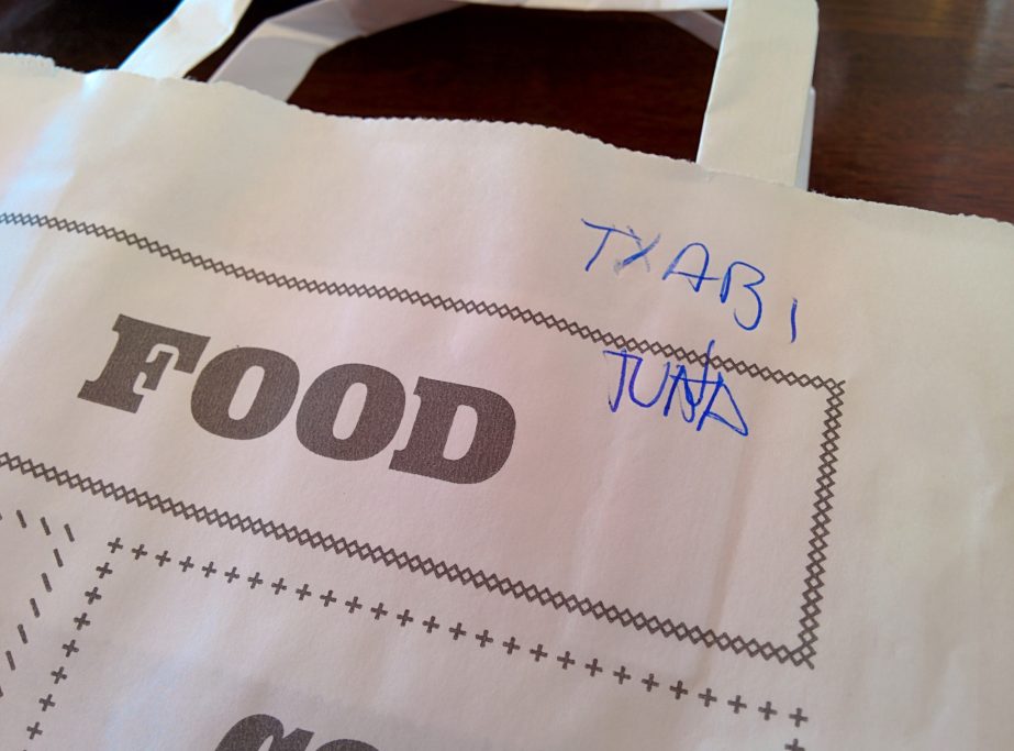 Jatetxeko paperezko poltsa bat. "Txabi tuna" du idatzita.
