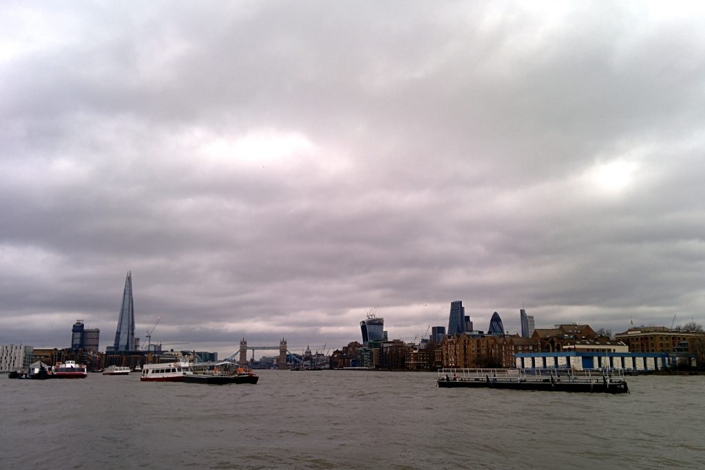 Londresko skylinearen ikuspegia, egun lainotu batean, ekialdetik ikusia. Tartean, The Shard, Tower Bridge, The Walkie Talkie eta The Gherkin.