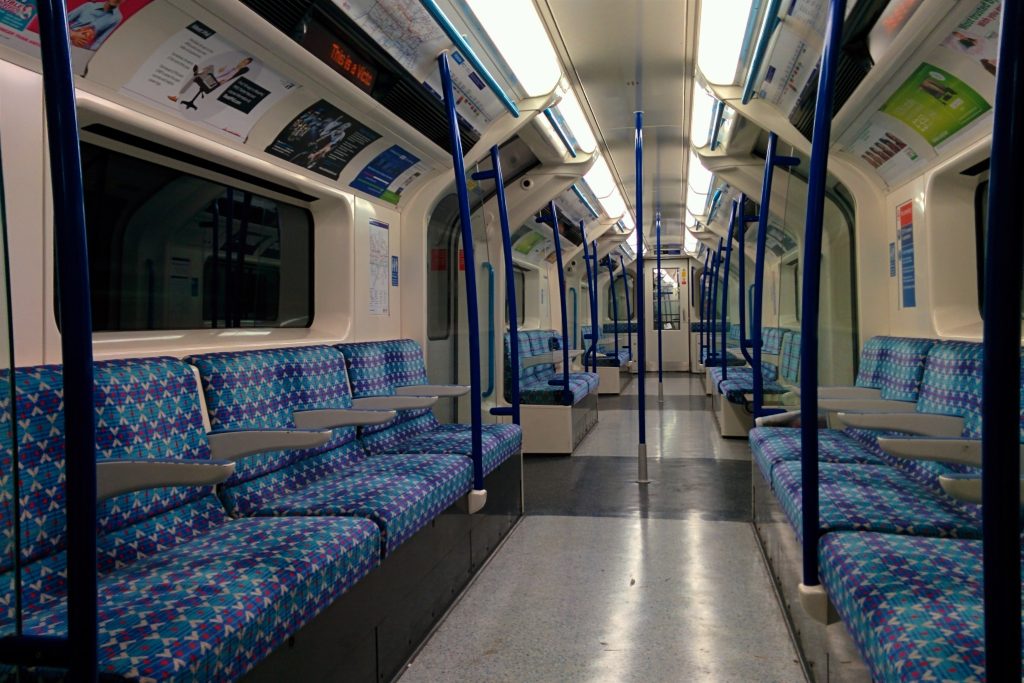 Victoria lineako metroko bagoi bat, erabat hutsik, Brixtonerako bidean.