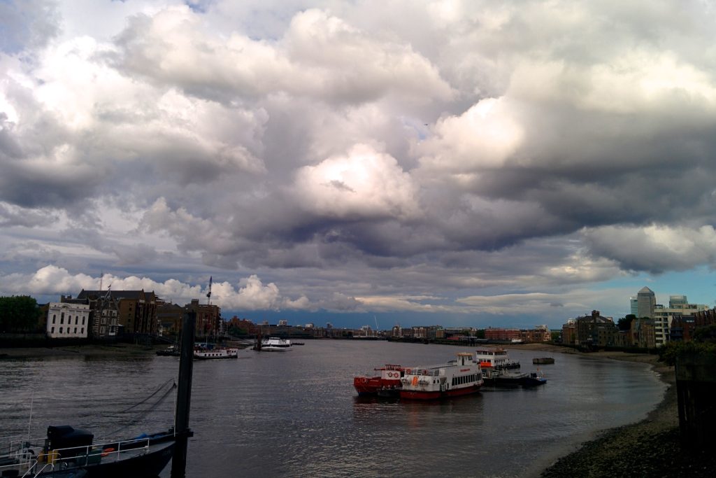 Thames ibaiaren ikuspegia lainotutako egun batean. Hodeiak dira nagusi.