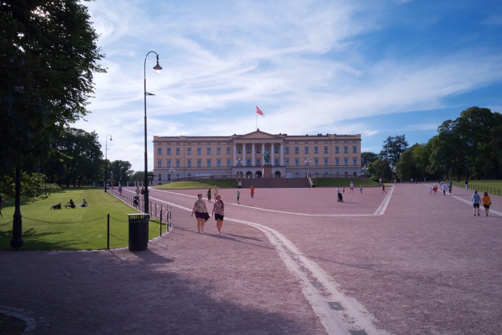 Norvegiako errege-erreginen jauregia Oslon, udako egun eguzkitsu batean.