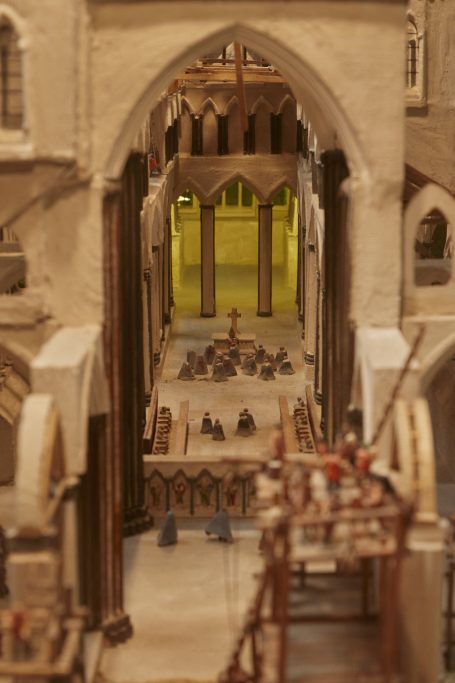 Katedralaren barrualdea errepresentatzen duen miniatura, katedralaren arkitektura ikus daiteke, aldarea, eta apaizak irudikatzen dituzten figuratxo txikiak.